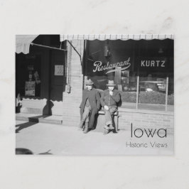 Sentado no cartão postal da rua principal