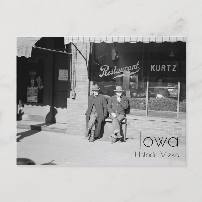 Sentado no cartão postal da rua principal (Frente)