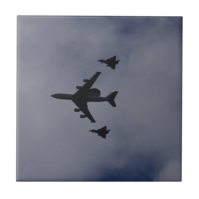 Sentinela escoltado por Typhoons (Frente)
