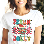 Sentir Jolly Retro Christmas Vibes<br><div class="desc">Espalhe um pouco de alegria de férias com esta design de Natal divertida e inspirada por retrô! Apresentando um padrão vibrante e uma tipografia brincalhona, esta camisa é perfeita para quem quiser abraçar a estação festiva com um talento nostálgico. Esteja você assistindo a uma festa de férias ou se aconchegando...</div>
