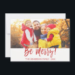Ser Cartão com fotos de Script com Feliz<br><div class="desc">Seja Feliz Cartão com fotos De Manuscrito Com Letra De Natal. A foto e o texto deste script de pincel com letra manual podem ser atualizados e personalizados com sua foto e seu nome de família. Este cartão apresenta também o nome da família e uma coroa de folha de ouro...</div>