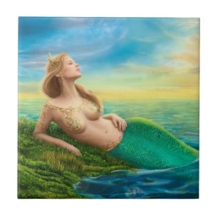 Sereia da fantasia do azulejo no por do sol