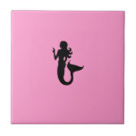 Sereia de Glow_Black-on-Pink do oceano<br><div class="desc">Mostre fora seu amor para o oceano e toda sua majestade submarina com nosso atraente, fulgor do oceano, ícones marítimos, azulejo home collectible art. da decoração da sereia preto-em-cor-de-rosa. Para um presente ou uma lembrança memorável, accessorize seu azulejo bonito com quadros ou caixas de presente do trivet. Se você está...</div>