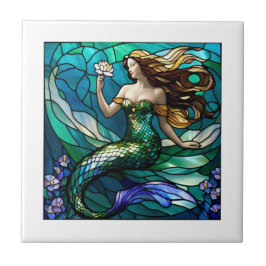 Sereia de vidro contida admirando uma flor