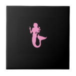 Sereia Oceano Glow_Pink-on-Black<br><div class="desc">Mostre o seu amor pelo oceano e toda sua majestade submarina com nossa atraente visão, Oceano Brilho, ícones marítimos, colecionáveis de Sereia rosa-em-preto, arte de azulejo de decoração caseira memorável. Para um presente ou guardião memorável, acesse seu belo azulejo com armações triviais ou caixas de presentes. Se você está se...</div>