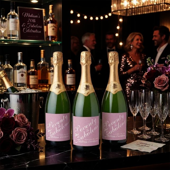 Setenta e Fabuloso Emblema de Roteiro de Brilho Ro (Seventy and Fabulous Pink Glitter Script Emblem Sparkling Wine Label)