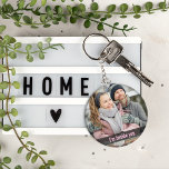 Seu Chaveiro de fotos favorito<br><div class="desc">Personalize com sua foto de casal favorita, mostrando seu texto ou nome definido em tipografia elegante, criando uma memória e um presente exclusivos. Uma bela lembrança.</div>