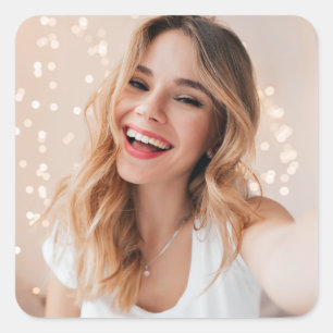 Seu rosto com as etiquetas de presente de aniversá