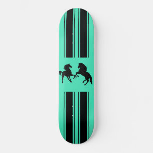 Seu skate desportivo de cores com cavalos negros