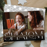 Shalom Peace Love Light Modern Hanukkah Cartão com<br><div class="desc">Um cartão de feriado moderno minimalista e único, com uma foto de sangria de cheio com uma camada de fotos transparente parcial com gradiente de tons pretos. Uma grande cinza de luz (pode ser mudada para qualquer cor) saudação festiva "SHALOM" em tipografia serif clássica é impressa no topo. Um espaço...</div>