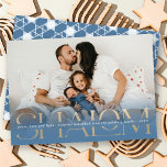 Shalom Peace Love Light Modern Hanukkah Cartão com<br><div class="desc">Um cartão de feriado moderno minimalista e único, com uma foto de sangria de cheio com uma camada de fotos transparente parcial com gradiente de tonalidade azul. Em cima, está impressa uma grande folha de ouro falso saudação festiva "SHALOM" em tipografia serif clássica. Um espaço estreito de vazio atravessa o...</div>