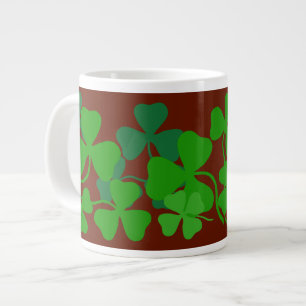 Shamrock irlandês, trevo verde, xícara de café ver
