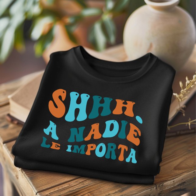 SHHH A Ninguém Liga Camiseta Divertida em Espanhol (Criador carregado)