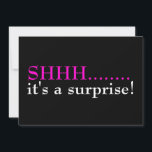 Shhh Surprise 70º Convite à Festa de aniversário<br><div class="desc">É um convite de aniversário surpresa em preto e rosa quente. Sétima comemoração da festa de aniversário,  nossa modelo está pronta para você. Celebrar setenta!</div>