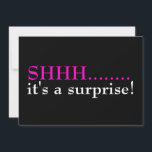 Shhh Surprise 70º Convite à Festa de aniversário<br><div class="desc">É um convite de aniversário surpresa em preto e rosa quente. Sétima comemoração da festa de aniversário,  nossa modelo está pronta para você. Celebrar setenta!</div>