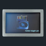 Shiny Blue Chanukkah Menorah<br><div class="desc">Uma menorah Chanukkah moderna, metálica, azul, apresentando um leão na silhueta, contra um fundo escuro, noturno. Todas as nove velas estão acesas. O texto hebraico que lê "Chag Chanukkah Sameach" (Feliz Chanucá) também aparece em azul e branco brilhantes.</div>