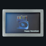 Shiny Blue Chanukkah Menorah<br><div class="desc">Uma menorah Chanukkah moderna, metálica, azul, apresentando um leão na silhueta, contra um fundo escuro, noturno. Todas as nove velas estão acesas. O texto "Happy Hanukkah" também aparece em azul e branco brilhantes.</div>