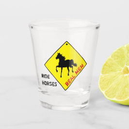 Shot Homens de Verdade Montam Cavalos e Festejam / Copo