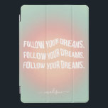 Siga os seus sonhos Motivação de gradiente de Past<br><div class="desc">Siga os seus sonhos! Na moda Trendy Motivational capa de ipad com uma textura verde-hortelã de gradiente de cor verde-de-pêssego e texto retroinspirado ondulado - um cobrir motivacional com seu nome na caligrafia de script para a Escola ou Escritório em Rosa, Roxo, Azul. Personalize esta capa de ipad com seu...</div>