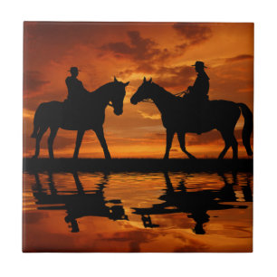 Silhub de cowboy escalador do Sunset Ocidental