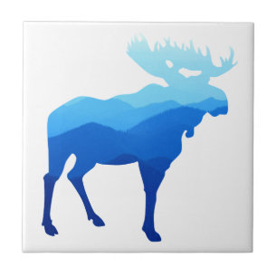 Silhueta azul dos alces das montanhas