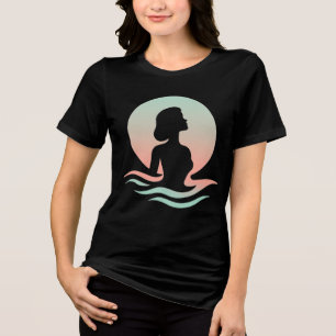Silhueta de Mulher Serena em Ondas Pastel