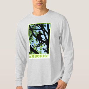 Silhueta do montanhista da árvore: Camisa do