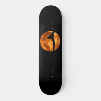Silhute de um Gato Negro em um skate de árvores
