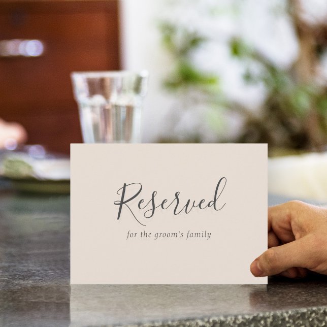 Símbolo Simples de Casamento Elegante Reservado (This elegant "Reserved" table sign may be personalized with your text.)