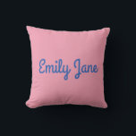 Simples Almofada Personalizada Azul e Rosa<br><div class="desc">Esta almofada personalizada apresenta um fundo rosa suave com um nome ousado em letra azul divertida, perfeita para adicionar charme a uma cama, sofá ou cantinho de leitura. Seja para o quarto de uma criança, decoração de dormitório ou um presente atencioso, este design combina doçura e simplicidade em um acessório...</div>