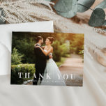 simples cartões de agradecimentos de casamento em<br><div class="desc">um elegante e simples design de texto branco com um visual de texto em negrito e uma bela imagem da noiva e do noivo,  o texto e as cores podem ser personalizados.</div>