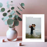Simples Cartões de agradecimentos de Foto de Casam<br><div class="desc">Estas belas cartas de agradecimento são simples, modernas e minimalistas, assim como são amigáveis e baratos ao orçamento. Eles apresentam um design branco e preto limpo, contemporâneo, com sua foto na frente com seus nomes e as palavras: Amor e Obrigados. Escolha papel Semi-Glosso para um estoque leve de cartão e...</div>