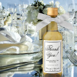 Simples Casamento Preto e Branco Obrigado Mini<br><div class="desc">Estas mini etiquetas de garrafa de vinho apresentam um design que é simples, mas elegante, com caligrafia preta antiga num fundo branco com uma borda enquadrada. Adição perfeita a um saco de malas de casamento, ou como favores para hóspedes, família e membros da sua festa de casamento. O texto diz:...</div>
