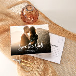 Simples Convite de Casamento com Foto em Script Mo<br><div class="desc">Cartão Postal Simples de Convite de Casamento com Foto em Script Moderno para Salvar a Data</div>