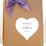 Simples e minimalista etiqueta de favor de casamen<br><div class="desc">Simples e elegante favorito para o presente, um adesivo de forma cardíaca com um clássico roteiro de caligrafia na moda. Fácil de personalizar com seus detalhes! Adequado para casamentos temáticos neutros formais. Por favor, note que a cor de fundo pode ser alterada para corresponder ao seu esquema de cor de...</div>