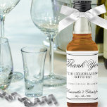Simples Elegance Weding Obrigado Mini<br><div class="desc">Essas etiquetas de garrafas de licor miniatura são perfeitas como favores de casamento ou presentes para convidados, família ou membros da sua festa noiva. Eles apresentam um design simples, mas elegante, com letras pretas em um fundo branco. O texto diz: Obrigado por celebrar conosco. Há espaço para os nomes da...</div>