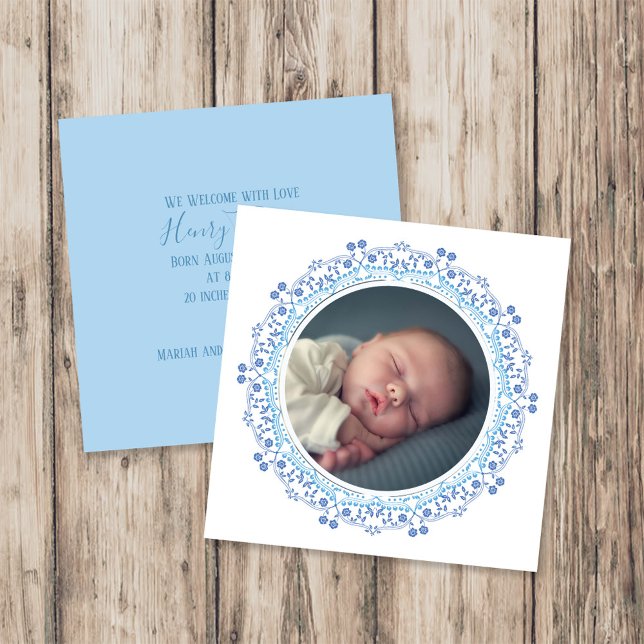 Simplesmente Doce Anúncio de Foto Floral de Bebê M (Simply sweet elegant baby boy floral photo announcement with soft blooms and customizable photo.)