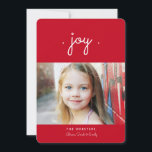 Simplesmente Joy Holiday Cartão com fotos | Vermel<br><div class="desc">Um doce desejo para a Joy é o sentimento com esta design simples e moderna para um Cartões de natal. A letra cursiva escrita à mão é encantadoramente casual e contemporânea. No verso,  há espaço para a sua mensagem/saudação pessoal ou personalizá-la facilmente com fotos adicionais,  se desejar.</div>