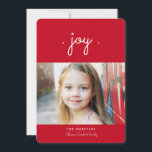 Simplesmente Joy Holiday Cartão com fotos | Vermel<br><div class="desc">Um doce desejo para a Joy é o sentimento com esta design simples e moderna para um Cartões de natal. A letra cursiva escrita à mão é encantadoramente casual e contemporânea. No verso,  há espaço para a sua mensagem/saudação pessoal ou personalizá-la facilmente com fotos adicionais,  se desejar.</div>