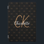 Sinais de monograma de ouro preto<br><div class="desc">Personalize e adicione suas letras, iniciais e nome do monograma. As iniciais do monograma como um padrão no fundo. Uma cor clássica de fundo preto em chic. Letras brancas e ouros coloridas.</div>