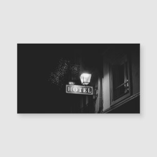 Sinal de hotel antigo, poste de iluminação e muita