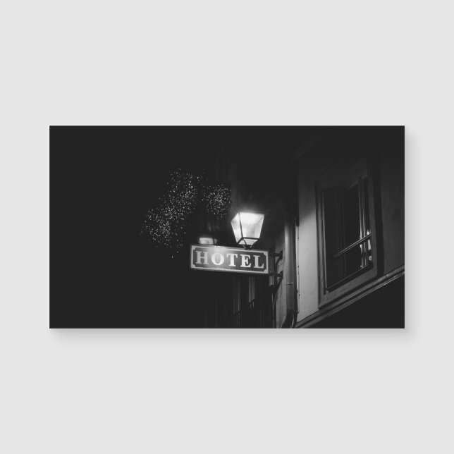 Sinal de hotel antigo, poste de iluminação e muita (Frente)