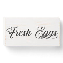 Sinal de madeira de fazenda de ovos frescos