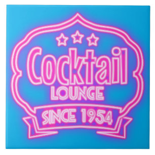 Sinal de neon retro na sala de coquetel