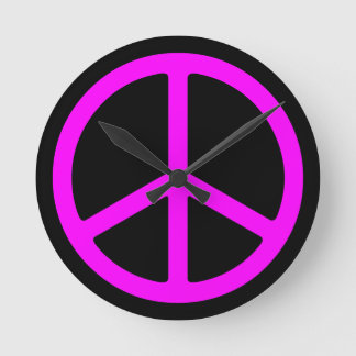 Sinal de Paz Rosa Magra no Relógio de Parede Negro