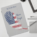 Sinalizador Feather USA Nunca Esquece Lembrança<br><div class="desc">A Pena dos EUA nunca esqueça a capa de ipad de recordação. Apresentando nossa Pena personalizada com a bandeira dos EUA Nunca Esqueça a capa de ipad de Recordação — uma design para honrar e lembrar. A pena graciosamente fundida, embutida com a bandeira dos EUA, simboliza a resiliência e o...</div>