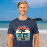 Sindicato da família Beach Legal Palm Tree Sunset<br><div class="desc">Fofo de reunião familiar de verão em férias de praia em três camisetas para pai e vovô vestirem em um cruzeiro ilha ou uma viagem à beira-mar tropical. Possui belas palmeiras em frente a um pôr do sol bonito. Camisetas personalizadas perfeitas para todos os homens de um grupo. Personalizar com...</div>