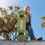 Skate Abstrato de aquarela verde dourada adicione seu no<br><div class="desc">Espalhe algum talento nas suas ruas da cidade com este skate personalizado de nome personalizado. Os pontos de folha de ouro modernos, modernos, modernos, distúrbios brancos, tipografia suja e gráficos, cobrem um fundo texturizado de cor aquosa verde. Faz uma declaração legal e na moda sempre que você surf o pavimento....</div>