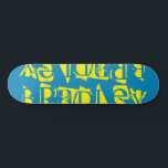 Skate Adicionar seu próprio nome personalizado Amarelo a<br><div class="desc">Adicione seu próprio nome personalizado O skate personalizado apresenta seu nome personalizado na tipografia amarela moderna em um simples fundo azul. Personalize editando o texto na caixa de texto fornecida. Dê um presente personalizado, skate personalizado ao seu skate favorito para o Natal, aniversário ou seu melhor amigo. Elaborado por ©Evco...</div>
