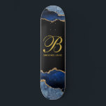 Skate Agata Negra Azul da Menina Personalizada<br><div class="desc">Monograma personalizado de ouro a preto com bordas brilhantes de ouro de cor preta azul. Abstrato geode</div>